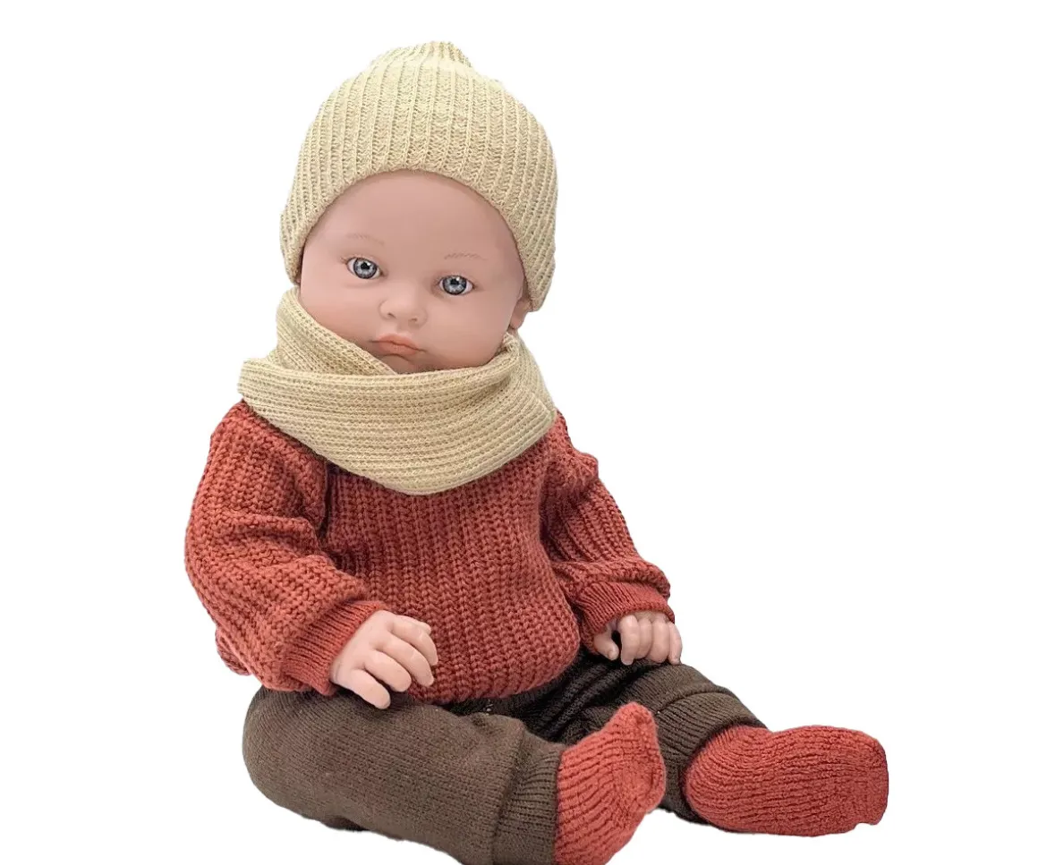 Muñeco Les Bambinis Yann con Ropa de Invierno y Suéter de Punto Rojo Burdeos