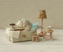 Ratoncita Bailarina Hermana Pequeña en Sofá Cama Azul